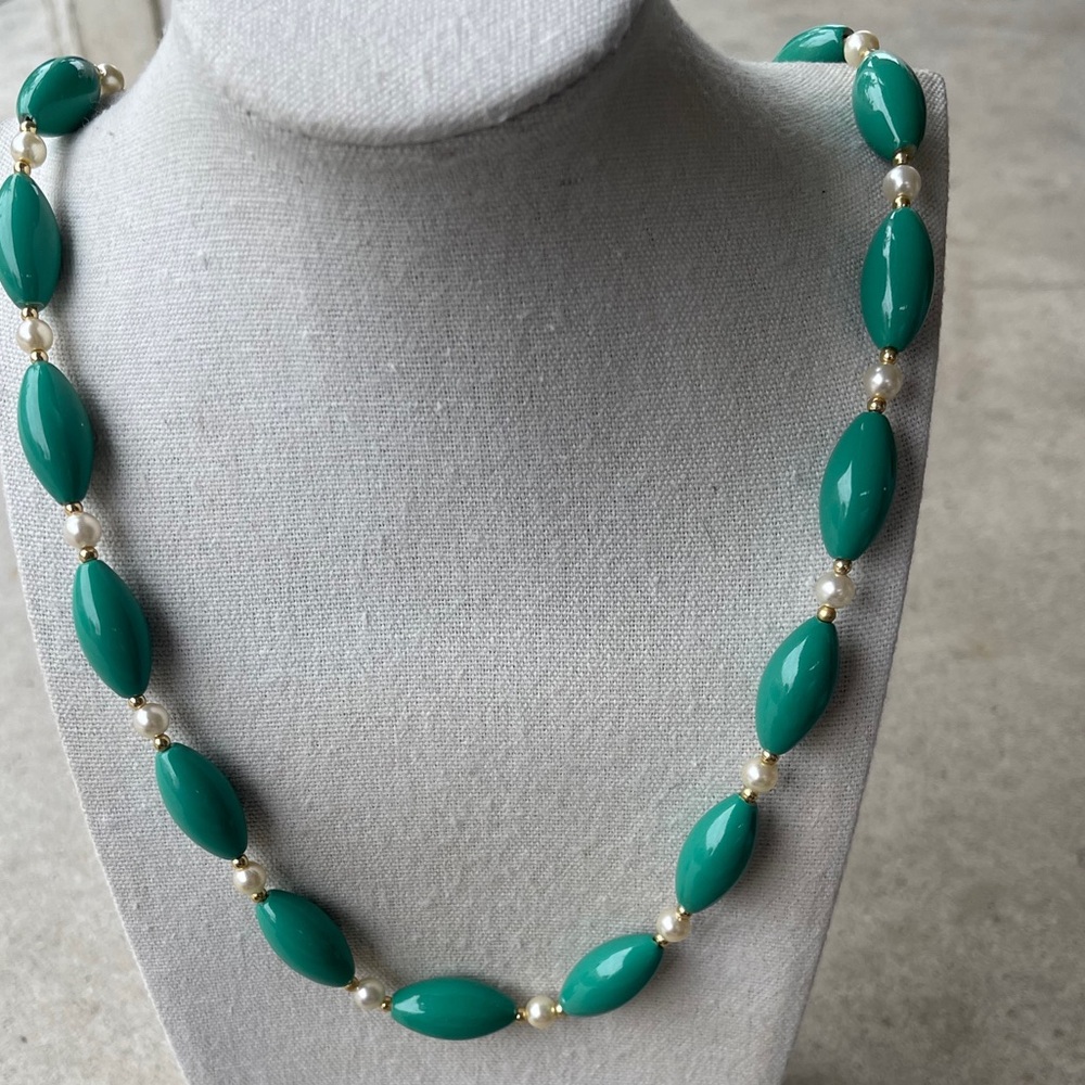 vintage necklace featuring chunky green beads and small Faux Pearls spacers - Picture 3 of 10